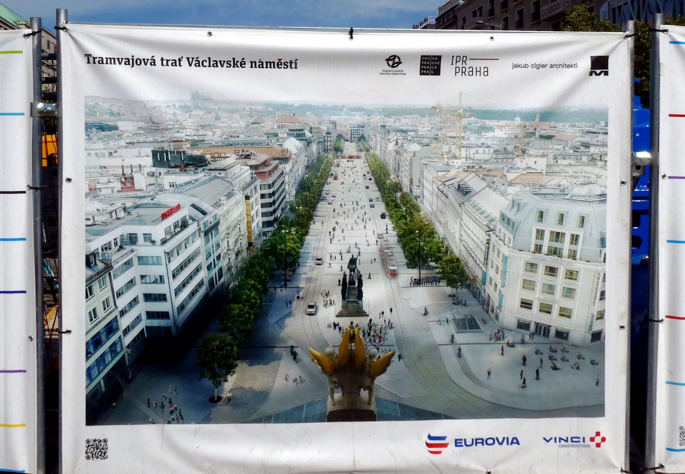 - So soll der <b>Wenzelsplatz</b> nach dem Errichten der neuen Straßenbahnlinie aussehen. Die Baumallee wird zweireihig sein, dafür verschwindet der schön bepflanzte Mittelstreifen, der den Platz auflockerte. Der untere Bereich dess Platzes von der Straße <b>Vodičkova</b> bis zum <b>Můstek</b> ist bereits fertig. Erscheint leider jetzt etwas zugeplastert, sowie künftig der obere Teil.