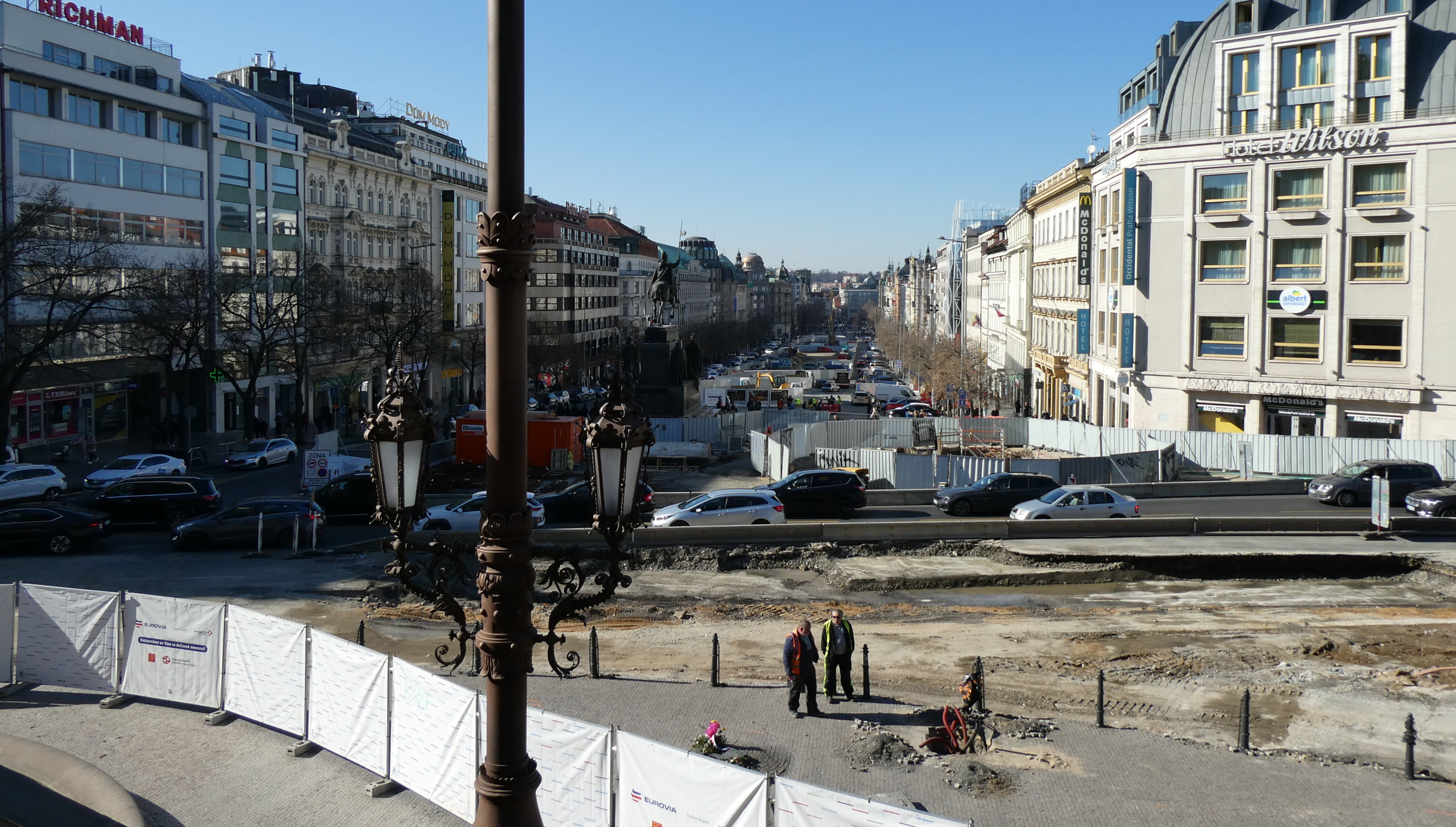 - Unterhalb des Museums bis Mitte des Platzes erstreckt sich die Baustelle (2025), die eine neue Straßenbahnlinie bis zur Mitte des Platzes bringen wird. Notwendig und sinnvoll? Unter dem Platz verläuft die Metro-Linie.